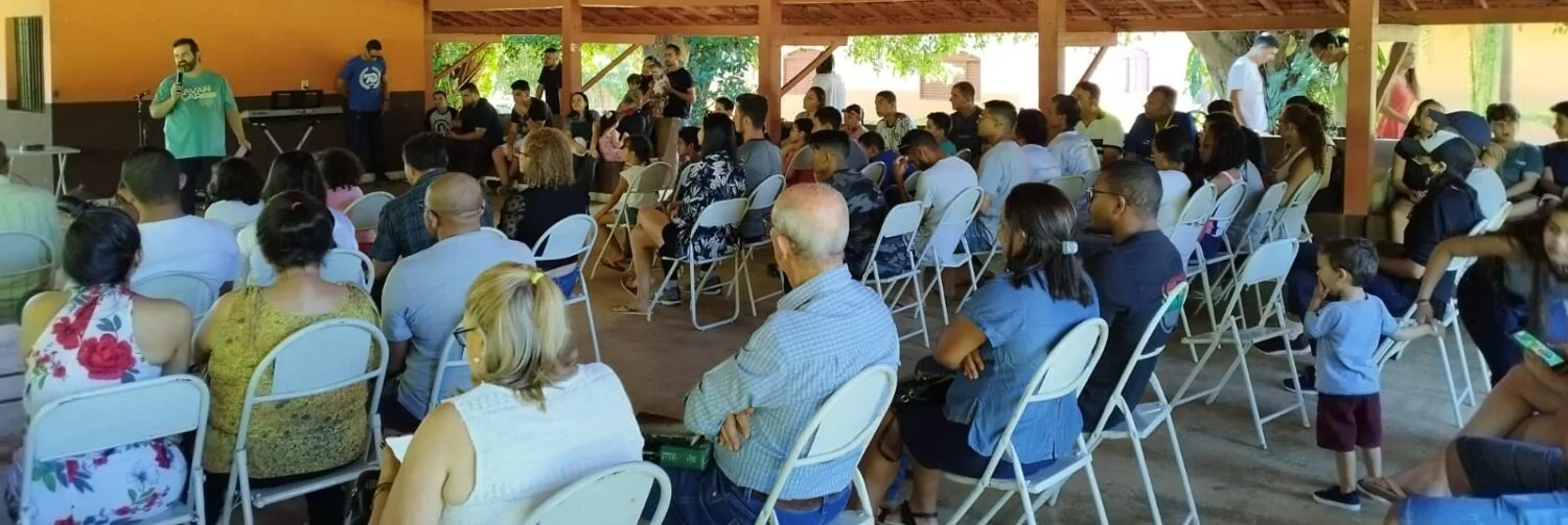 Famílias da igreja reunidas no retiro