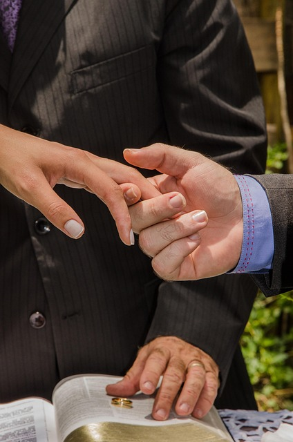 imagem de casamento com aliança biblica